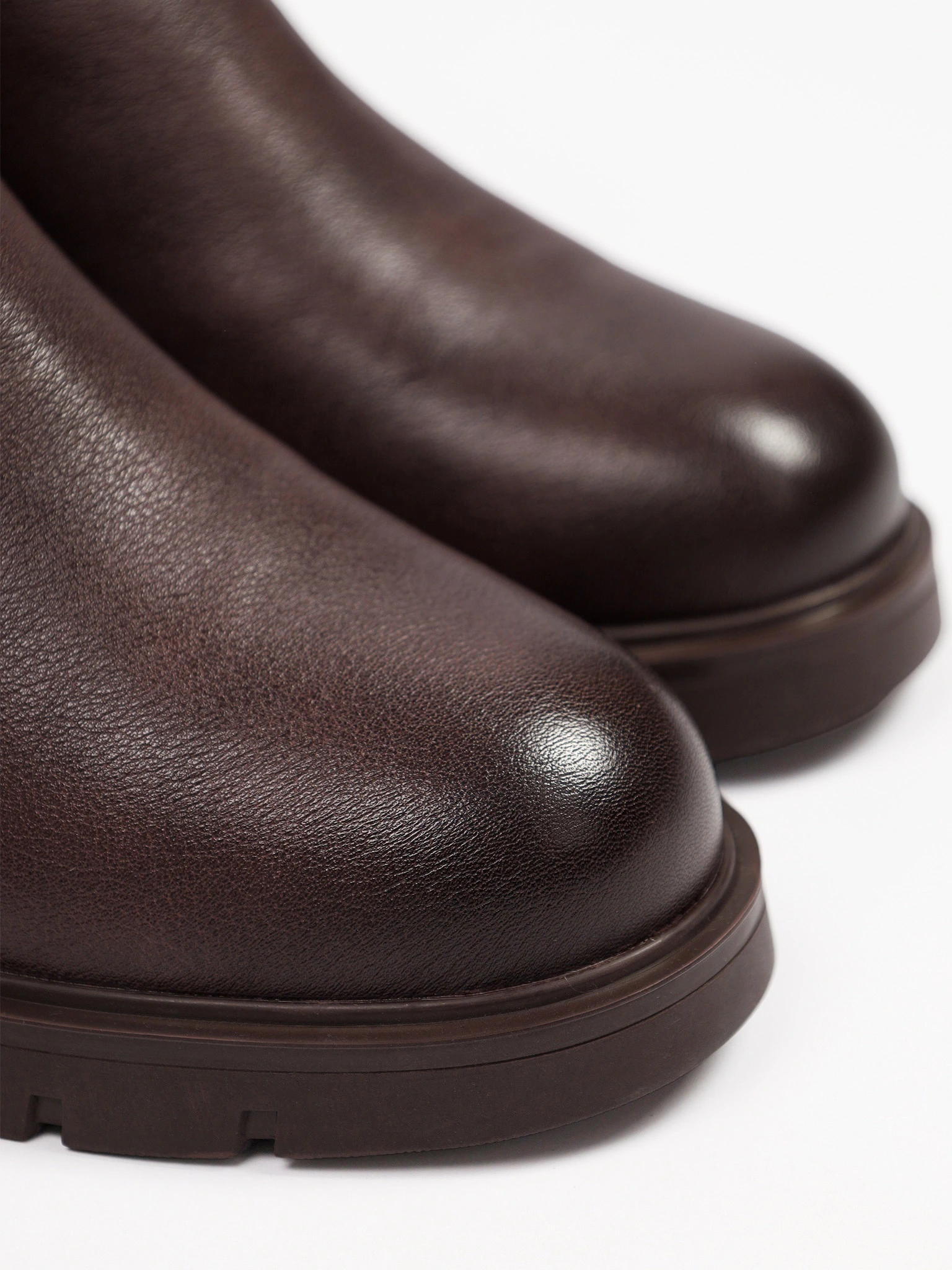 Ботинки бордового цвета с эластичной вставкой